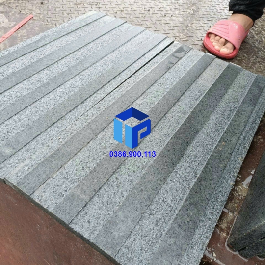 đá chạy chỉ dẫn hướng cpc thô 30x60 