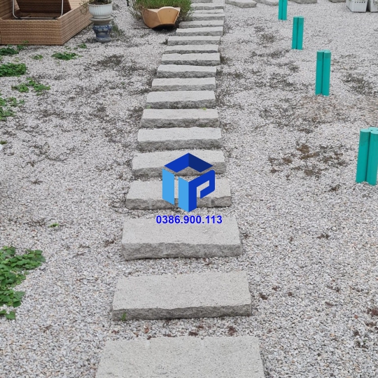 đá bước chân sân vườn