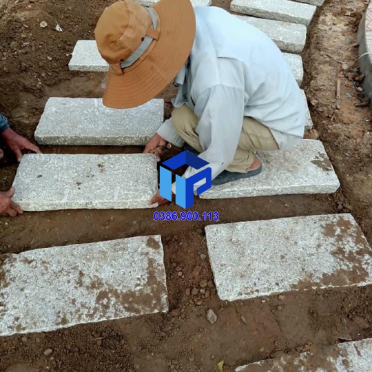 đá bước chân sân vườn